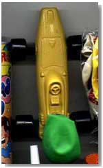 Picture of gold colored balloon racer. BHQ - the most complete collection of balloon info on the web.