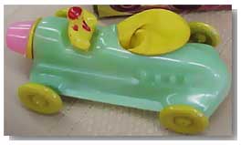 Picture of light colored balloon racer car. BHQ - the most complete collection of balloon info on the web.