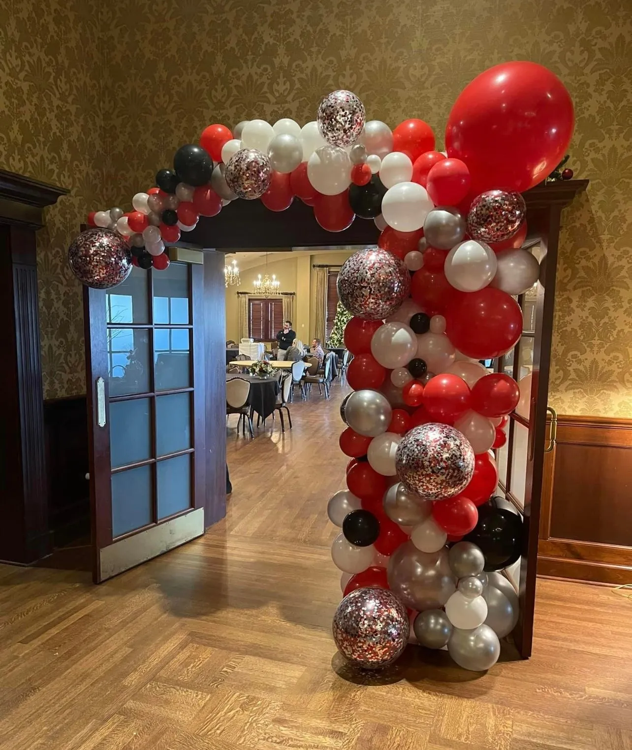 indoor organic holiday balloon garland